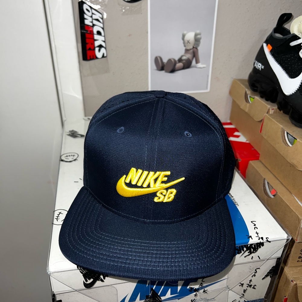 Nike Sb Trucker Snapback Hat Cap Obsidian Tour Yellow 2017 629243- pre owned